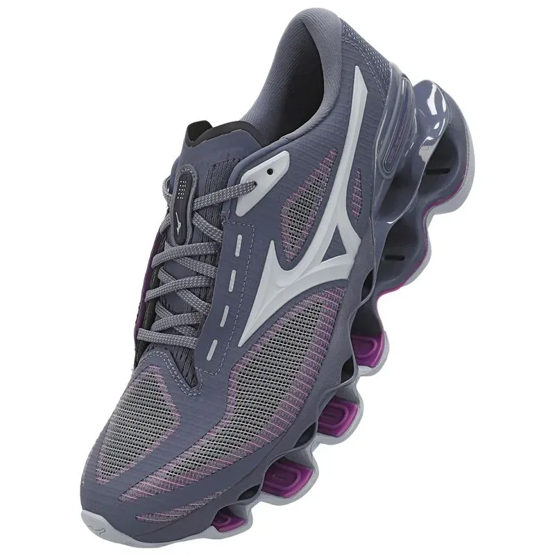 Tênis Mizuno Wave Prophecy 15 Cinza Granito Masculino em ângulo frontal, destacando o logo da marca e detalhes da tecnologia Wave.